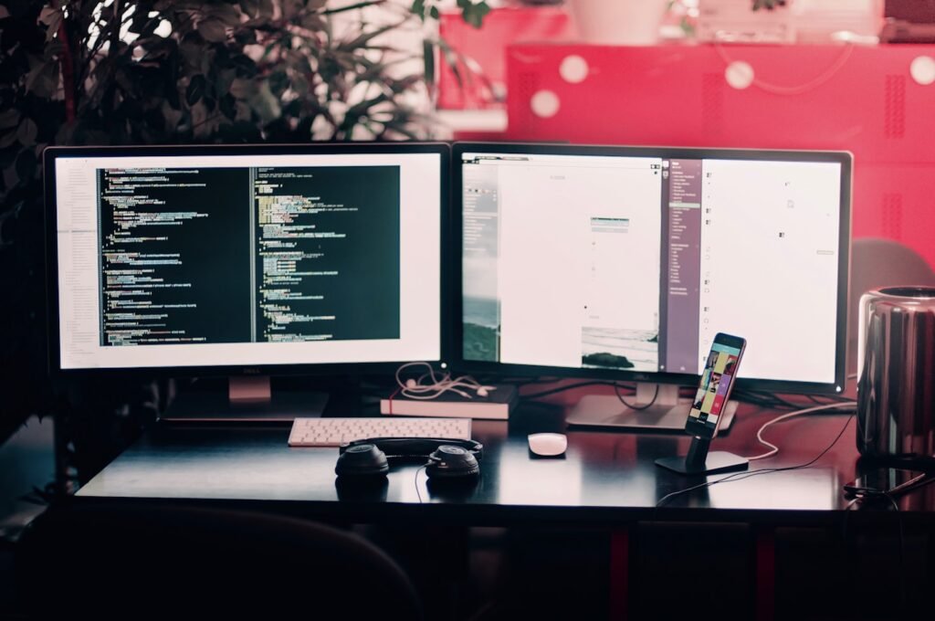 Store analytics on a two-screen desk setup
