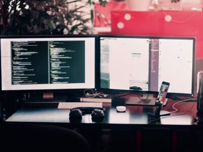 Store analytics on a two-screen desk setup